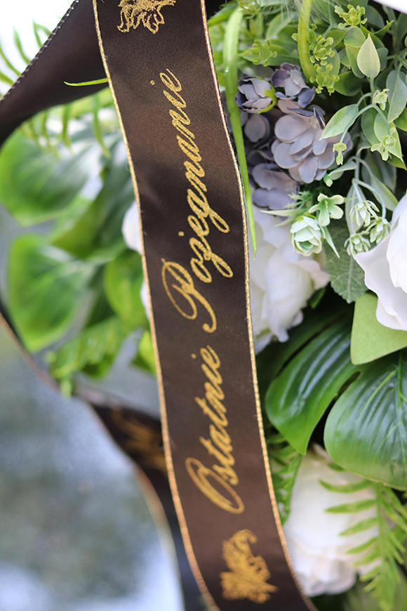 kompozycja / bukiet pogrzebowy w białym naczyniu, White Angels, wys.70cm 