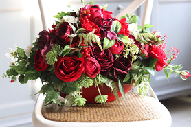 Augustyna New, kompozycja kwiatowa w czerwonym naczyniu, dł.70cm 