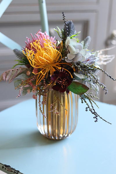 Jasmina Yellona, bukiet kwiatowy w szklanym wazonie, wys.27cm