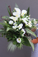 Nerusa Karlitto, bogata kompozycja nagrobna z kallą i eustomą, wym.58x100cm