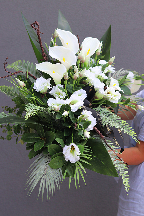 Nerusa Karlitto, bogata kompozycja nagrobna z kallą i eustomą, wym.58x100cm