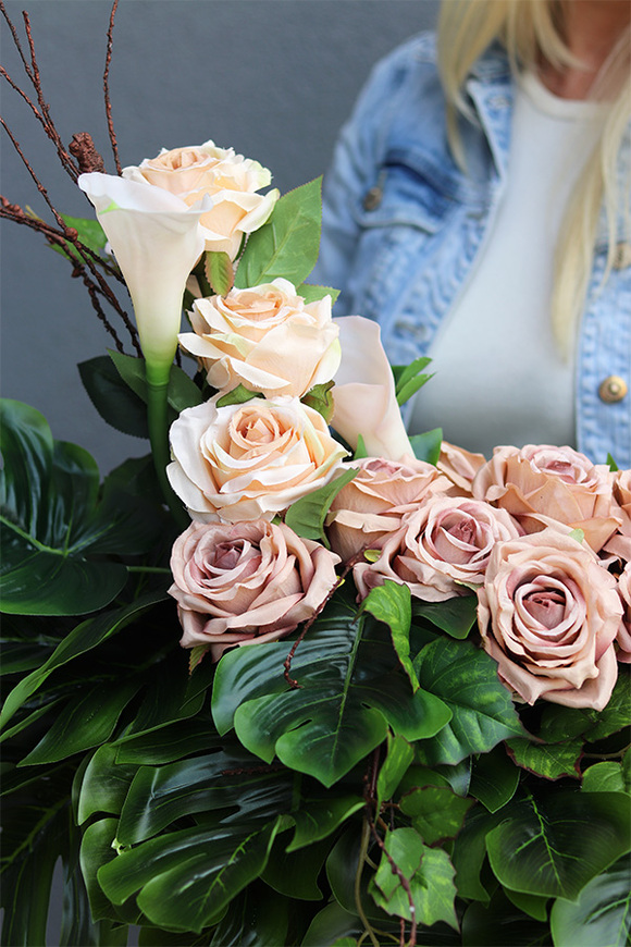 Bliskość Cappuccino, kompozycja nagrobna w naczyniu łódce, wym.70x89cm