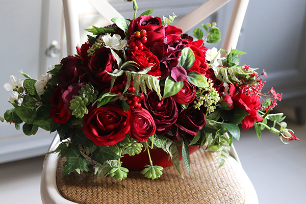 Augustyna New, kompozycja kwiatowa w czerwonym naczyniu, dł.70cm 