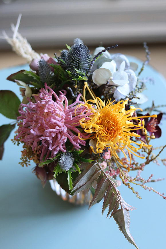 Jasmina Yellona, bukiet kwiatowy w szklanym wazonie, wys.27cm