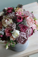 Ferati, welurowy flowerbox z fioletowymi kwiatami, wys.35cm