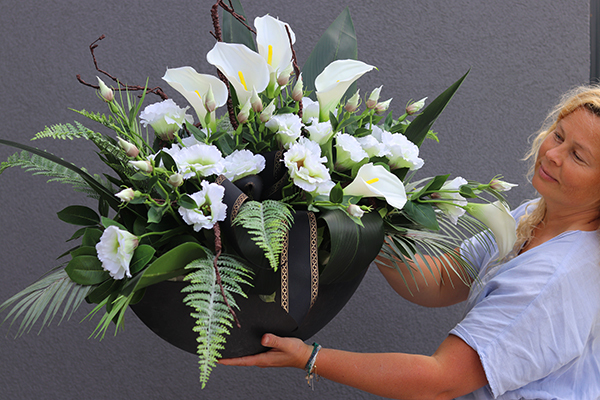 Nerusa Karlitto, bogata kompozycja nagrobna z kallą i eustomą, wym.58x100cm