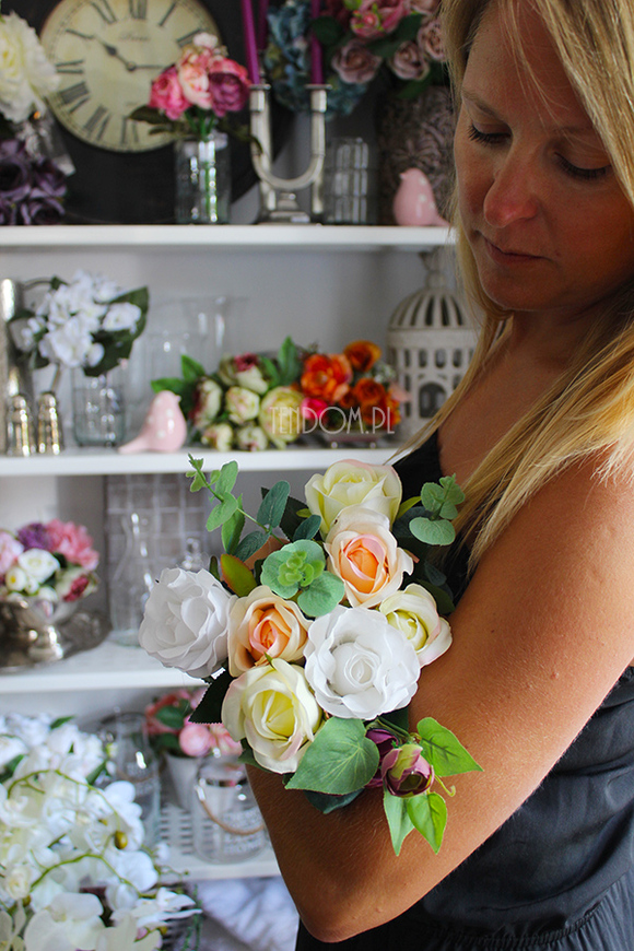 bukiet Mondeo ułożony z róż, wys.30cm