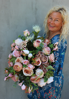 Juanita, ekskluzywna kompozycja kwiatowa w złotym naczyniu, wys.48cm