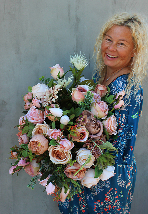 Juanita, ekskluzywna kompozycja kwiatowa w złotym naczyniu, wys.48cm