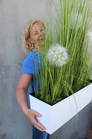 kompozycja traw w białej donicy Greta z dmuchawcami, wys.65cm 