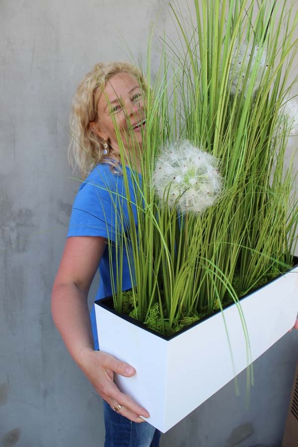 kompozycja traw w białej donicy Greta z dmuchawcami, wys.65cm 