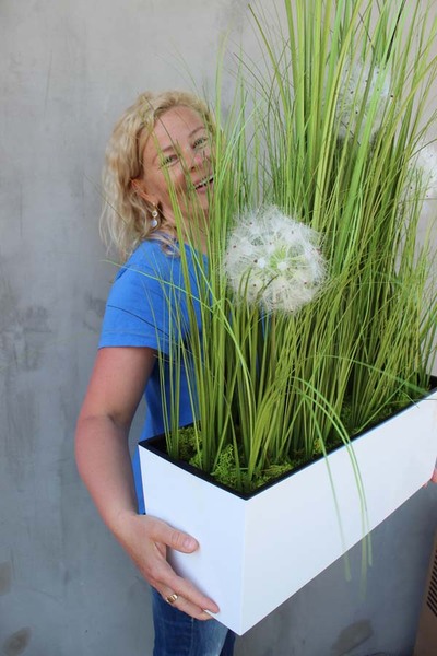 kompozycja traw w białej donicy Greta z dmuchawcami, wys.65cm 