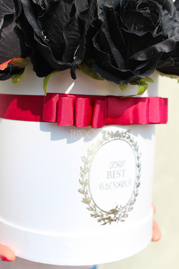 kompozycja kwiatowa / bukiet Flowerbox Black&White wys.30cm