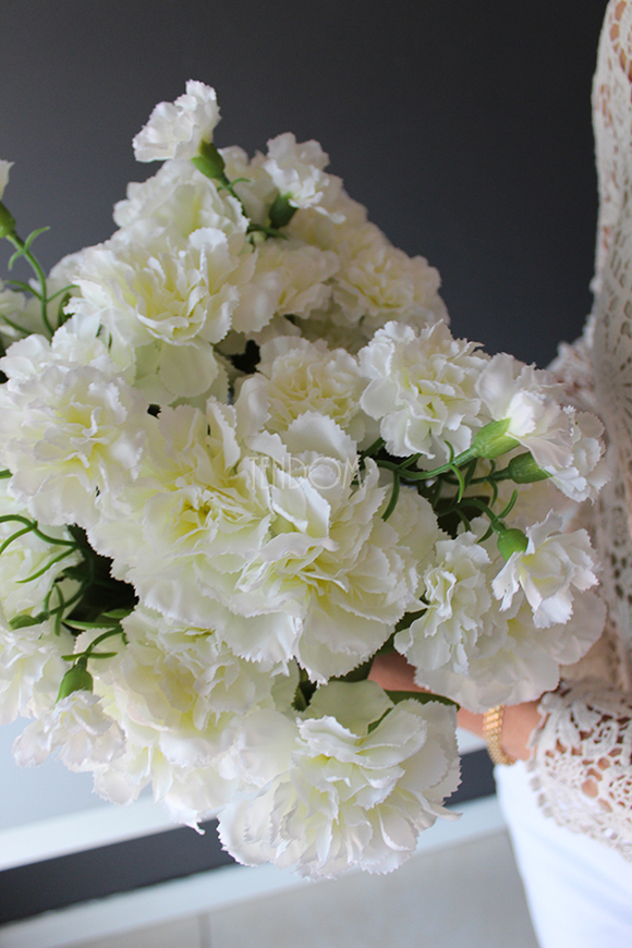 bukiet biało-kremowych goździków wys.44cm