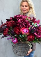 bardzo bogaty kosz z różowymi peoniami Lambada, wys.48cm