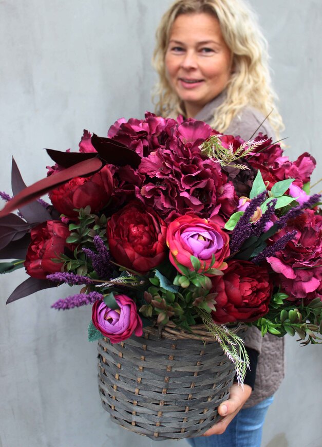 bardzo bogaty kosz z różowymi peoniami Lambada, wys.48cm