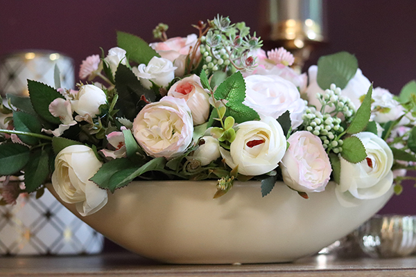 Laos Berenika, dekoracja kwiatowa w białym naczyniu, wym.21x47cm