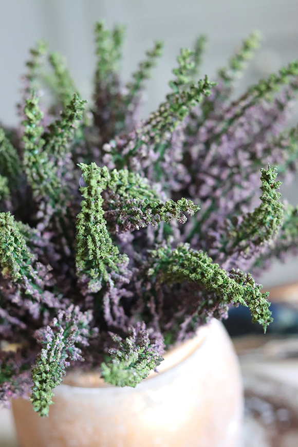 Wrzosy Gold, kompozycja w postarzanej złotej donicy, wym.28x30cm