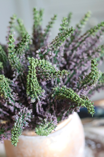 Wrzosy Gold, kompozycja w postarzanej złotej donicy, wym.28x30cm