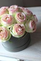 flowerbox z różami Mudro, elegancja w szarym pudełku, wys.25cm