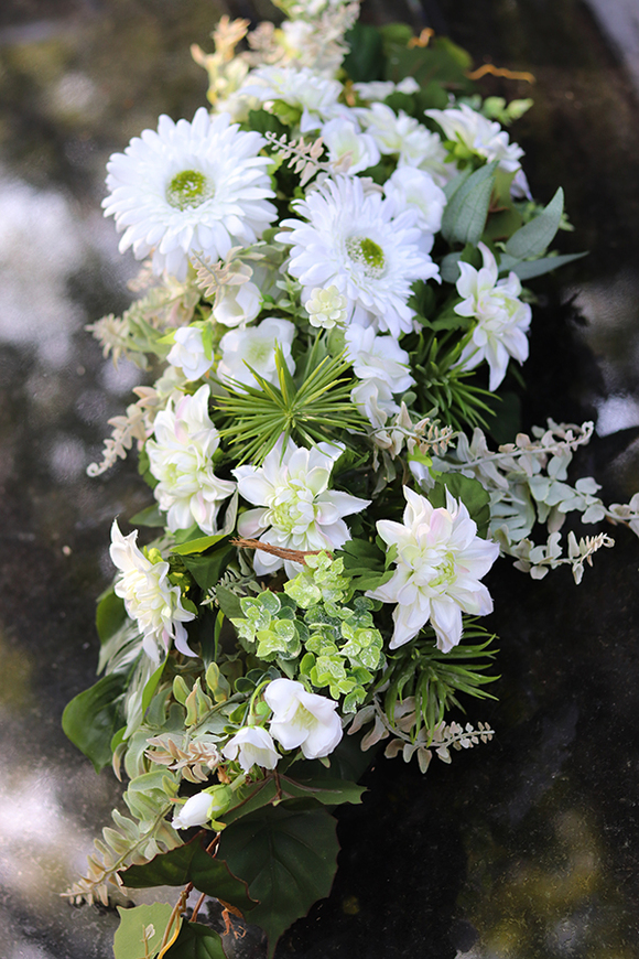 biała kompozycja kwiatowa w drewnie, Kenna, dł.85cm