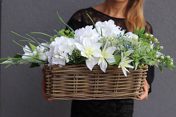 bogaty kosz z białymi kwiatami, Hortensja Rattino, wym.31x64cm