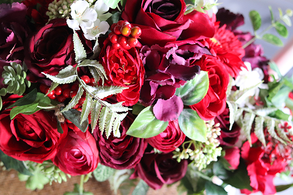 Augustyna New, kompozycja kwiatowa w czerwonym naczyniu, dł.70cm 