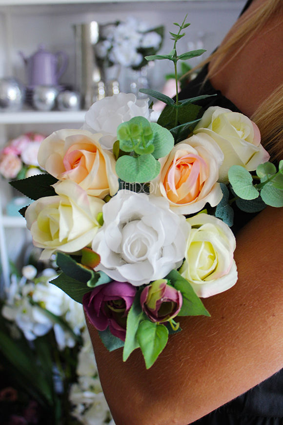 bukiet Mondeo ułożony z róż, wys.30cm