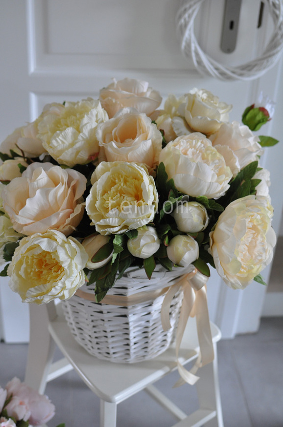 bogaty kosz z kremowymi kwiatami kilku rodzajów Provance, 50x50cm  