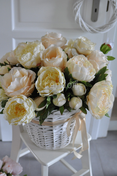 bogaty kosz z kremowymi kwiatami kilku rodzajów Provance, 50x50cm