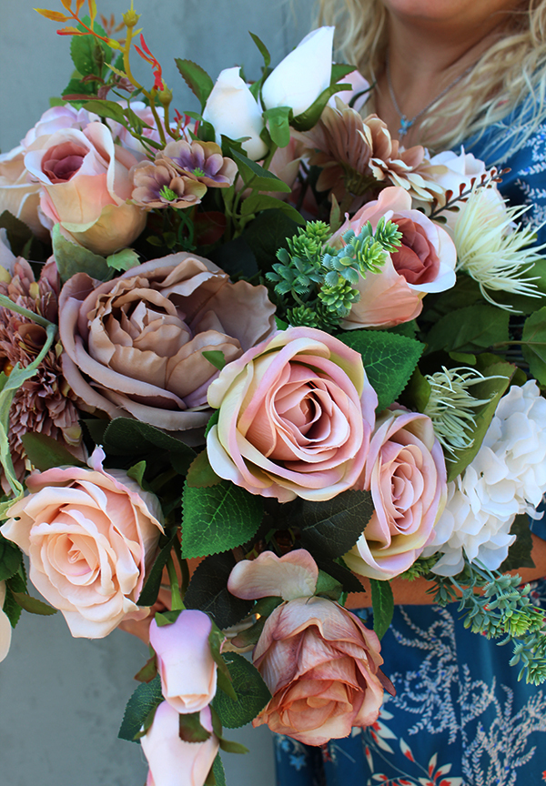 Juanita, ekskluzywna kompozycja kwiatowa w złotym naczyniu, wys.48cm