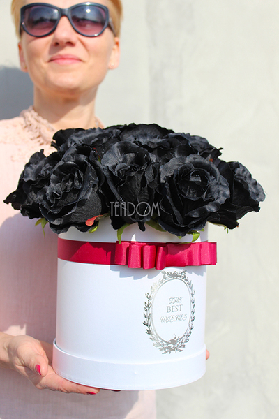 kompozycja kwiatowa / bukiet Flowerbox Black&White wys.30cm