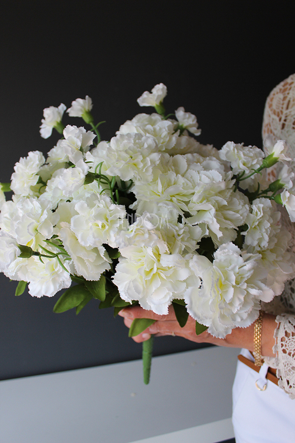 bukiet biało-kremowych goździków wys.44cm