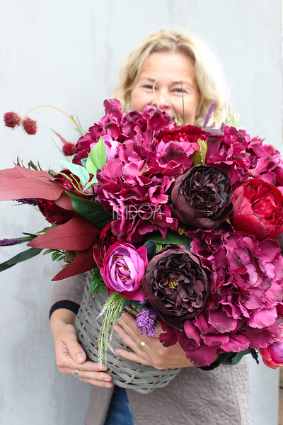 bardzo bogaty kosz z różowymi peoniami Lambada, wys.48cm