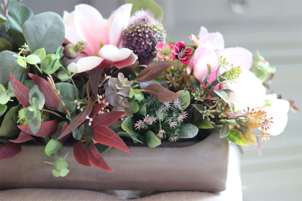 Adelita Mantella, efektowna kompozycja kwiatowa na parapet, wym.22x55x24cm