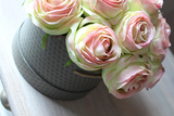 flowerbox z różami Mudro, elegancja w szarym pudełku, wys.25cm