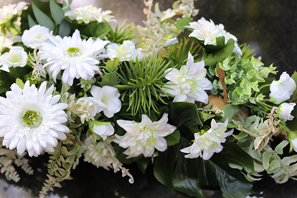 biała kompozycja kwiatowa w drewnie, Kenna, dł.85cm