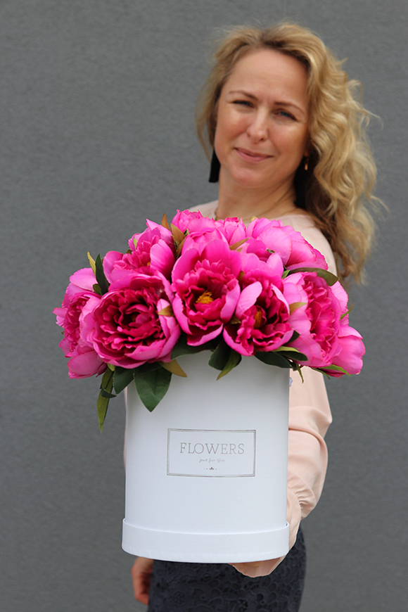 flowerbox / kompozycja peonii w białym pudełku, Temira, wys.37cm