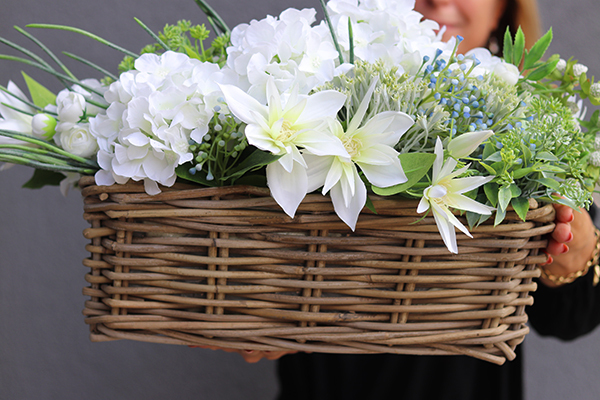 bogaty kosz z białymi kwiatami, Hortensja Rattino, wym.31x64cm