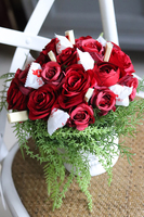 Chocolates Róże & Rafaello, kompozycja kwiatowa z pralinami, wys.31cm