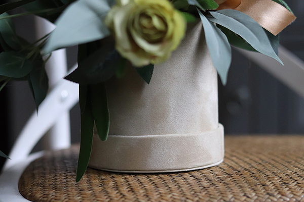 asymetryczny flowerbox w welurowym pudełku, Therenia, wys.26cm 