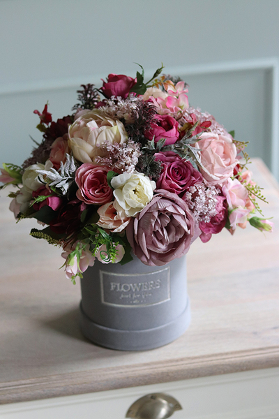 Ferati, welurowy flowerbox z fioletowymi kwiatami, wys.35cm