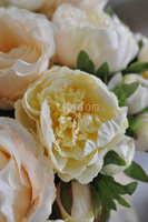 bogaty kosz z kremowymi kwiatami kilku rodzajów Provance, 50x50cm  