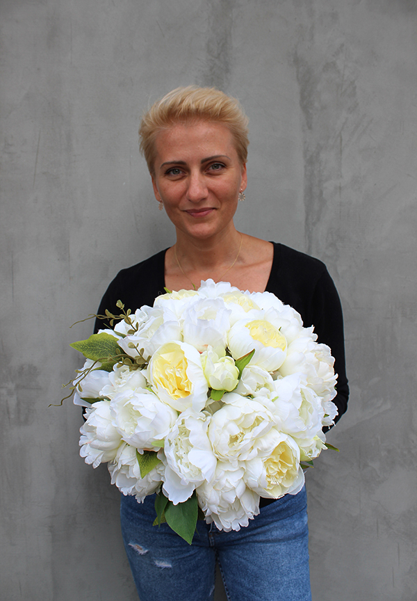 bogaty kosz z peoniami w kolorze ecru, Blask, wys.33cm