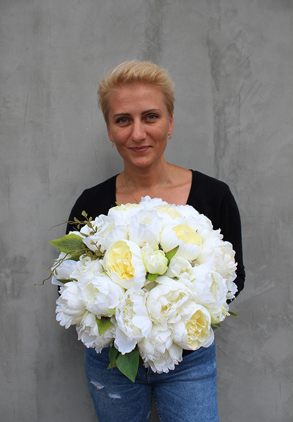 bogaty kosz z peoniami w kolorze ecru, Blask, wys.33cm