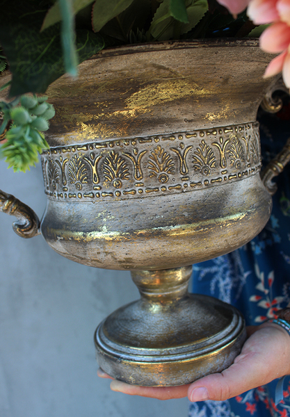 Juanita, ekskluzywna kompozycja kwiatowa w złotym naczyniu, wys.48cm