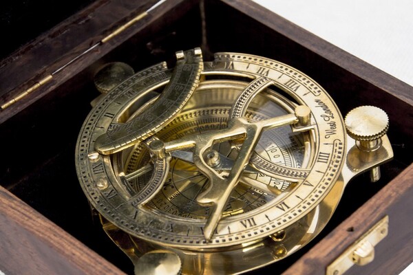 zegar słoneczny Dollond w pudełku 10x10cm