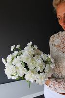 bukiet biało-kremowych goździków wys.44cm