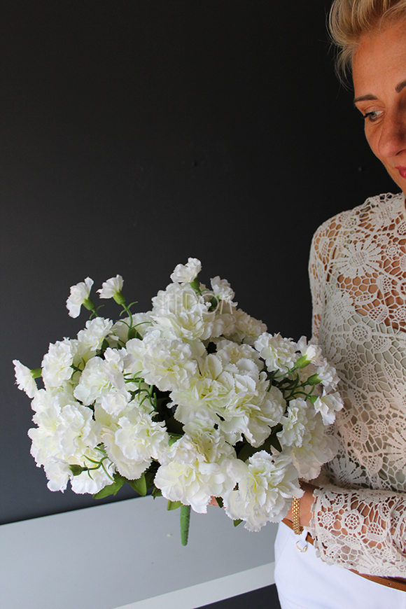 bukiet biało-kremowych goździków wys.44cm