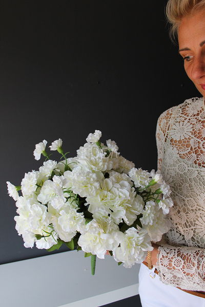 bukiet biało-kremowych goździków wys.44cm